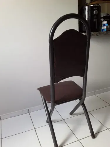 Vendo cadeira de ferro e acento estofado courino marrom 75.00 usada estofado novo