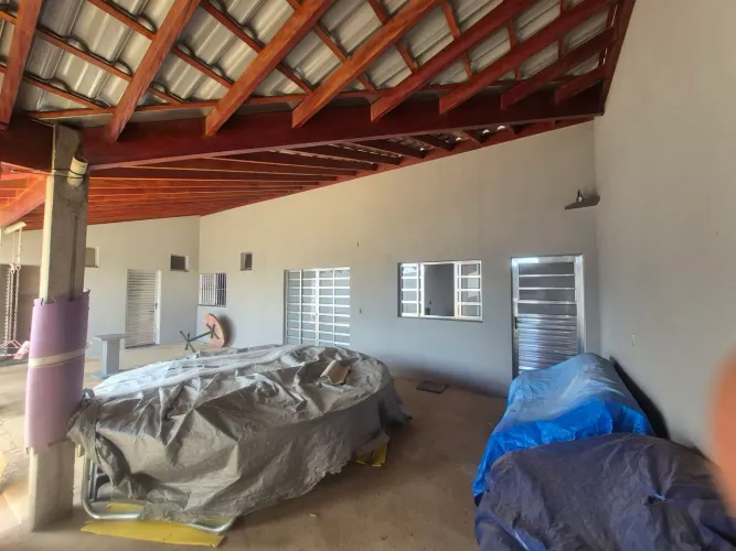 Casa com 6 cômodos, avarandada em L, coberta c/ madeiramento a vista, estilo área de lazer