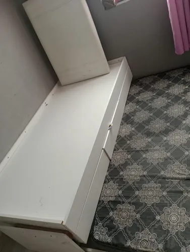 Cama com cama auxiliar em bom estado de uso