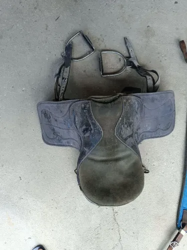 Arreios de cavalo: cela, cabeçada, esporas, taças, barrigueira e peitera