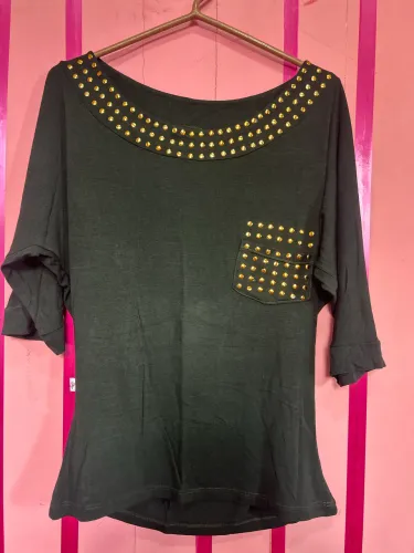 Camisa/blusa verde com brilhos dourados