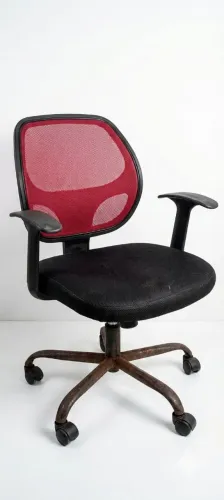 Cadeira de Escritório com Encosto de Malha Vermelha - Base Enferrujada