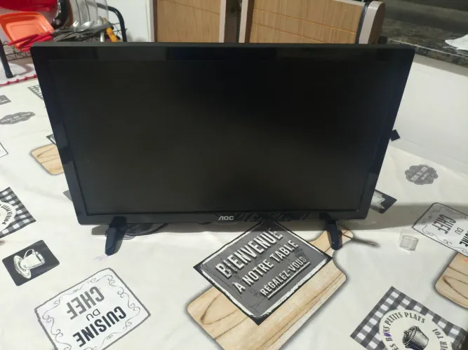 Tv LCD 19 polegadas, ótima para quarto.