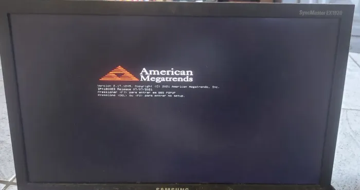 Monitor LED Samsung SyncMaster EX1920 HD computador PC com uma faixa na tela