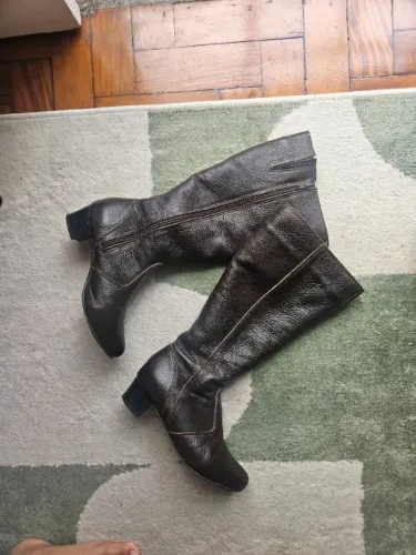 Bota de couro marrom forrada