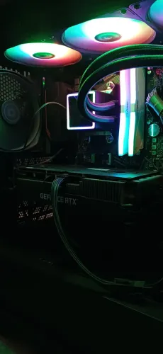 PC High-End R5 5600+ RTX 3070.