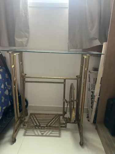 MÁQUINA DE COSTURA ANTIGA COM TAMPO DE VIDRO