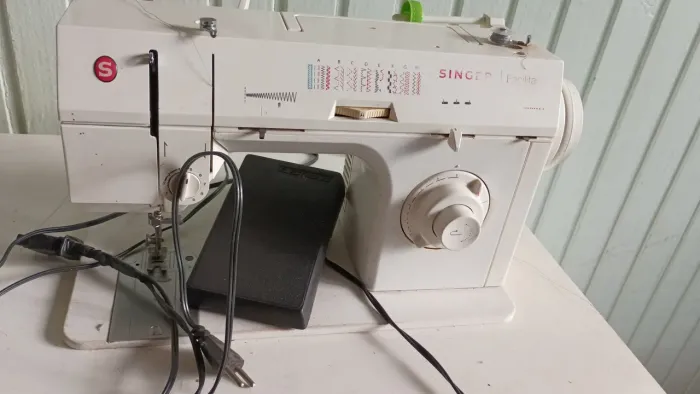 Máquina de costura Singer facilita , com mesa própria  , semi nova 