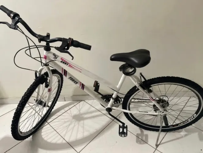 BICICLETA ARO 26 COM 18 MARCHAS. APENAS 6 MESES DE USO.