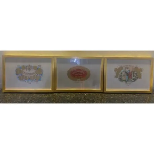 Conjunto 3 quadros de vidro com cena de artes cubanas.
