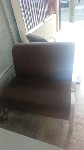 Vendo sofá 2 lugares .terceiro veludo .bem conservado. Estou vendendo pq vou mudar .