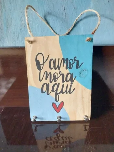 Placa de Madeira com Mensagem "o amor mora aqui"