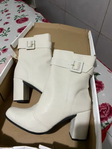 Vendo essa bota ? usada uma vez só valor 40,00 numeração (37