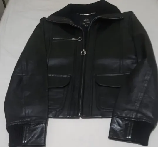 Casaco em couro preto Mango