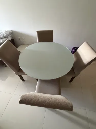 Mesa Redonda de Jantar com tampo de vidro e 4 cadeiras
