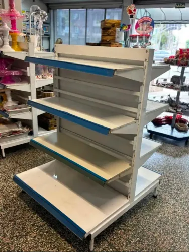 Gôndola com prateleiras