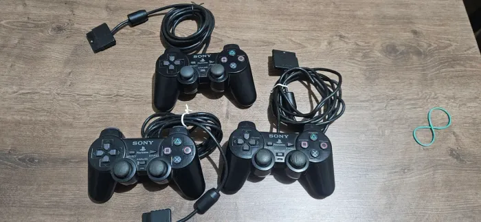 Vendo controles de Playstation 2 originais. Funcionando perfeitamente. Valor unitário.