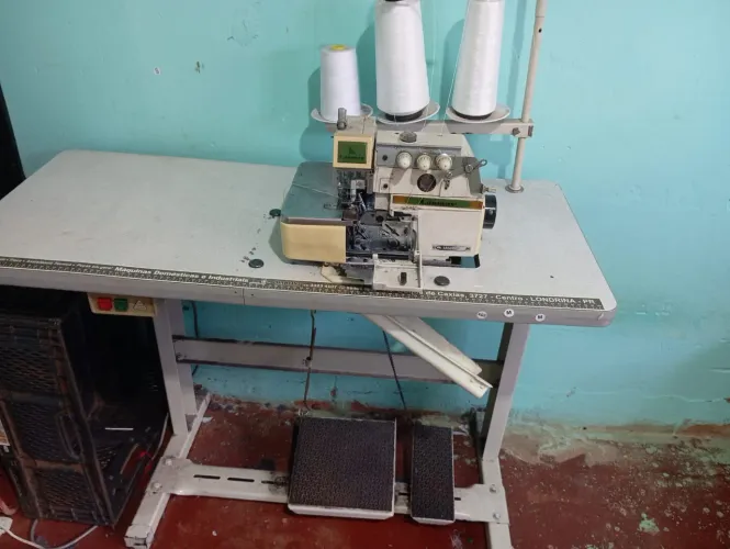 Vendo máquina overloque precinho, passo cartão,interessado entrar em contato *