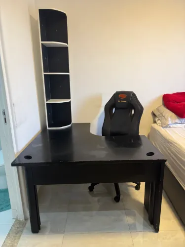 Mesa, cadeira gamer e estante