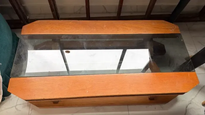 mesa de centro madeira maciça com vidro