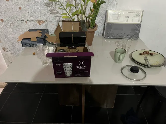 Vende-se mesa de janta conservada