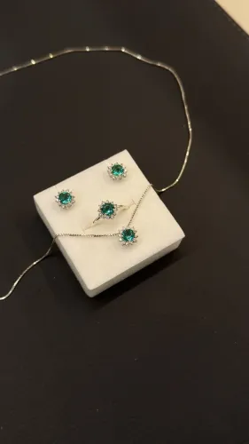 Conjunto de Prata com Zircônias: Colar +. Par de Brincos + anel