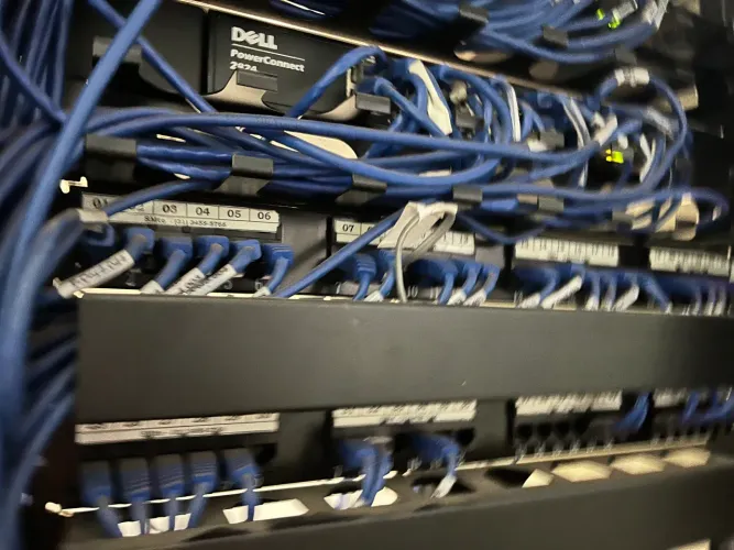 Equipamentos de rede: Rack 44u, switches Dell, patch panel e servidor Dell