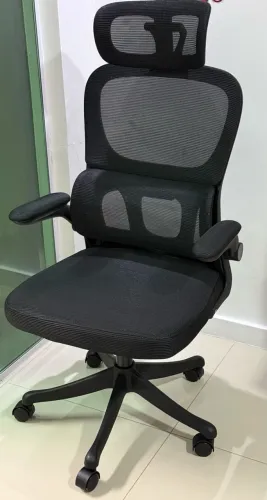 Cadeira de escritório, design ergonômico com suporte lombar independente.