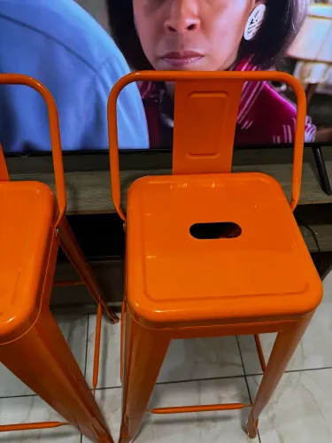 Cadeiras banquetas altas modelo industrial com encosto 