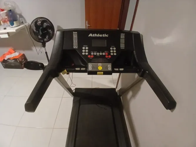 Vende-se esteira Athletic extreme 220v, semi nova, só tem um quebradinho mais esta boa