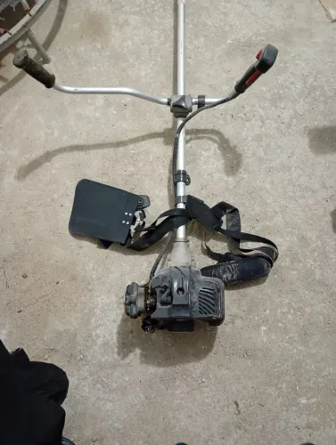 Vendo máquina roçadeira valor:750 reais .