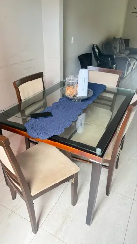 Mesa com 4 cadeiras 