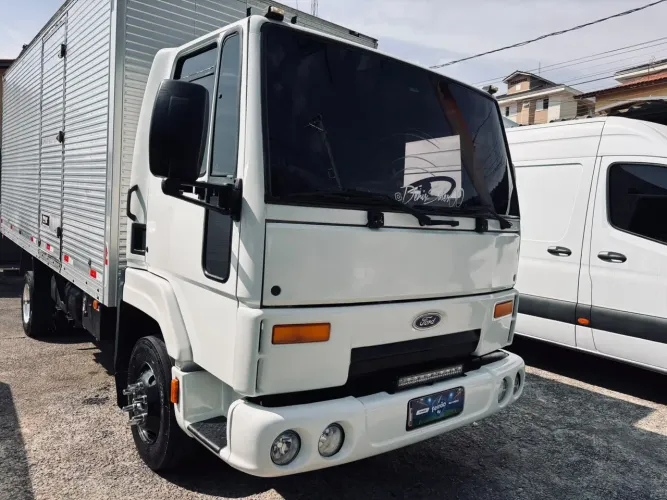 Ford Cargo 712 2009 Baú 5,5 Metros