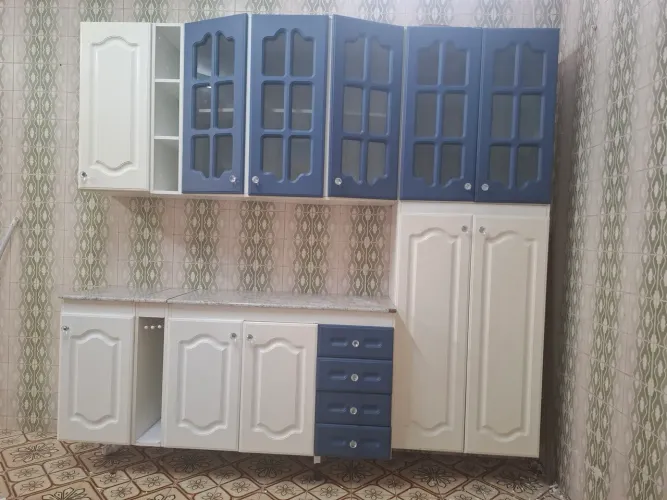 Armário cozinha branca e azul lindo