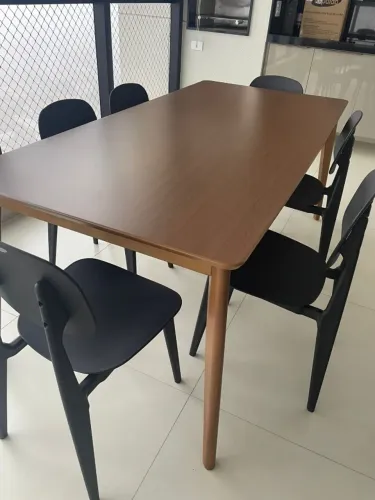 Mesa de Madeira da marca Rivatti com 6 cadeiras