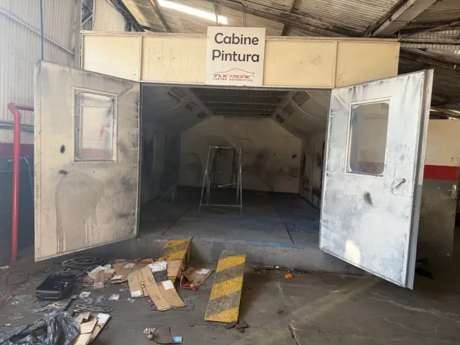 Cabine de pintura automotiva