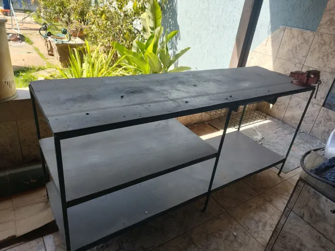 Vende-se uma bancada com 2 metros e 20 cm de ferro 