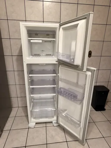 GELADEIRA ELECTROLUX FROST FREE 260L