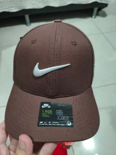 Boné Nike Marrom Aba Curva (Modelo Importado) - Novo com Etiqueta