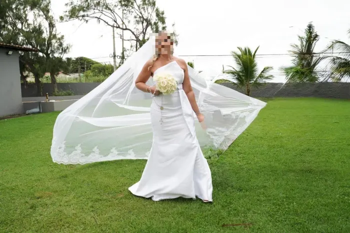 Vestido de noiva de grande estilo com véu e grinalda