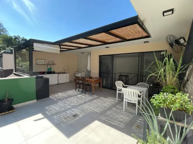 Ampla cobertura duplex, muito bem mantida