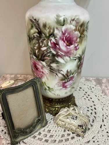 Lustre porcelana e bronze com cúpula de vidro leitosa.