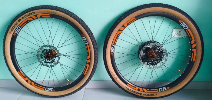 Par aros 29 carbono com pneus