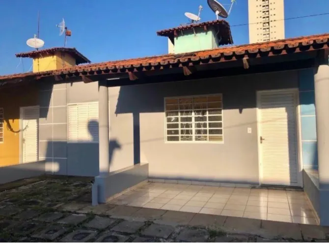 Aluga-se casa em condomínio localizado na Villa monte Celly