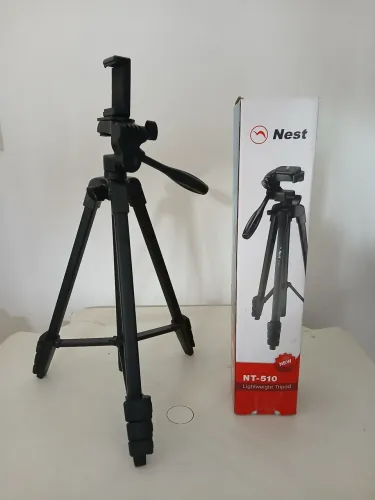 Tripé semiprofissional zero para celular, câmeras ou projetor.