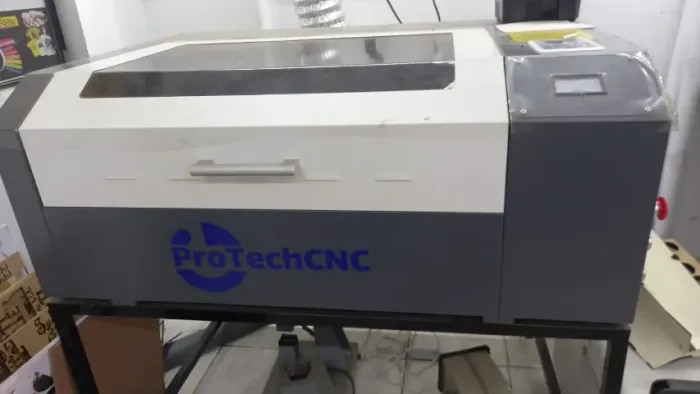Maquina laser co2 + Chiler 5000 50w com mesa elevatória, facas e cremalheira.
