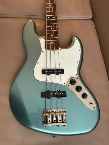 Baixo Fender Squier Classic Vibes 60 Signature James Johnson