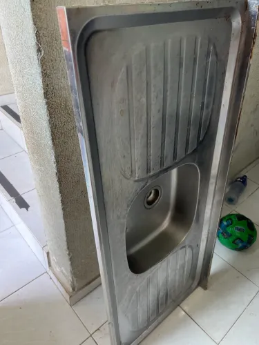 Vende se uma pia de inox