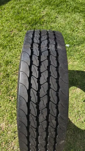 Pneu 235/75/17,5 resolado 1°