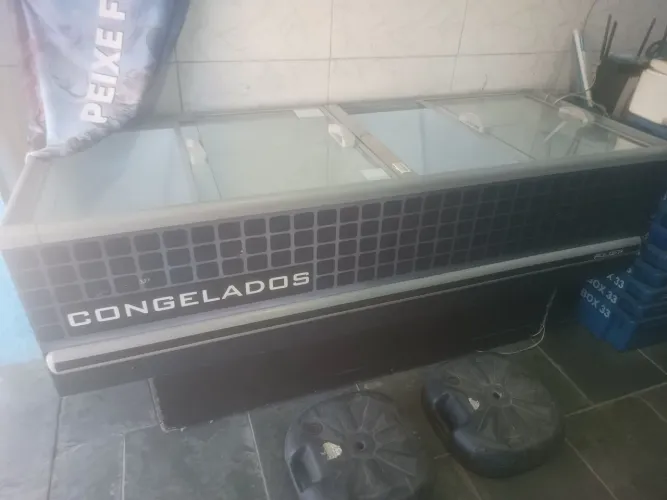 Vendo ilha expositora, freezers, geladeira, fritadeiras, balança, bancada de granito